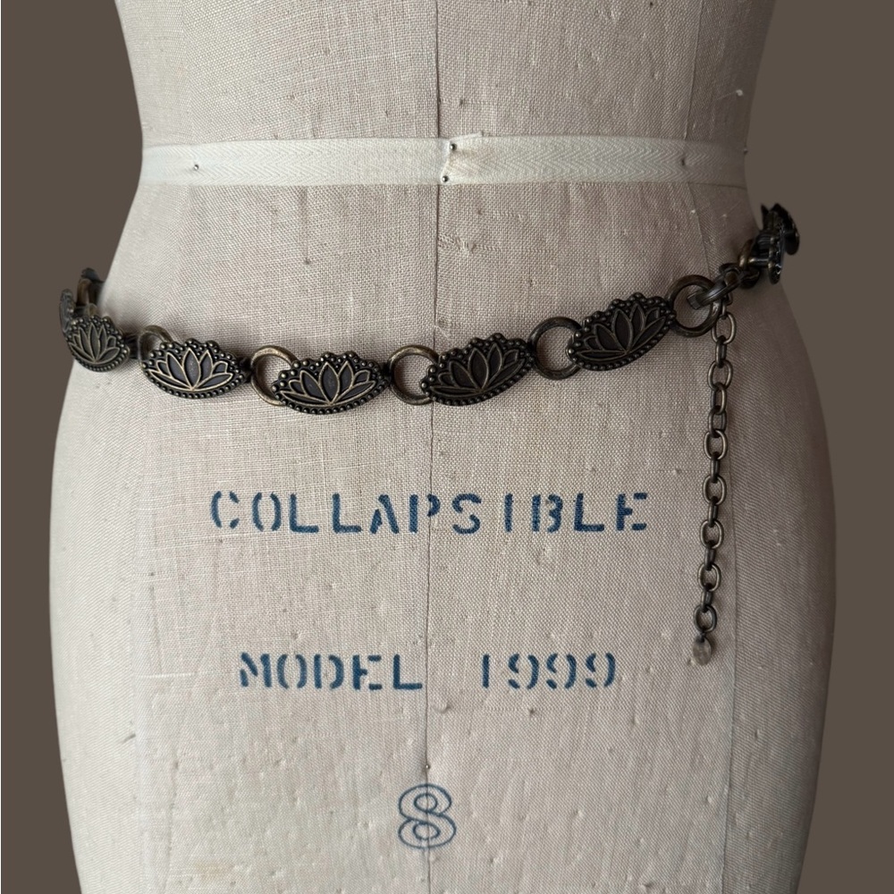 Zara Lotus Metal Chain Link Belt 29”. There is additional 4” chain drop.